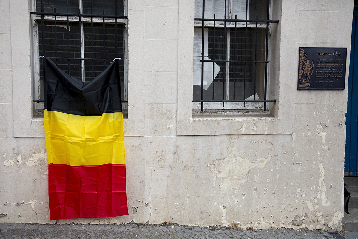 2023 UCI Cycling World Championships - Time Trial - Elite Women - A Belgian flag is attached to the window of a building in Stirling