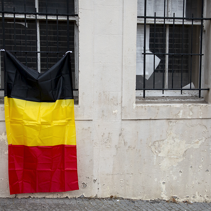 2023 UCI Cycling World Championships - Time Trial - Elite Women - A Belgian flag is attached to the window of a building in Stirling