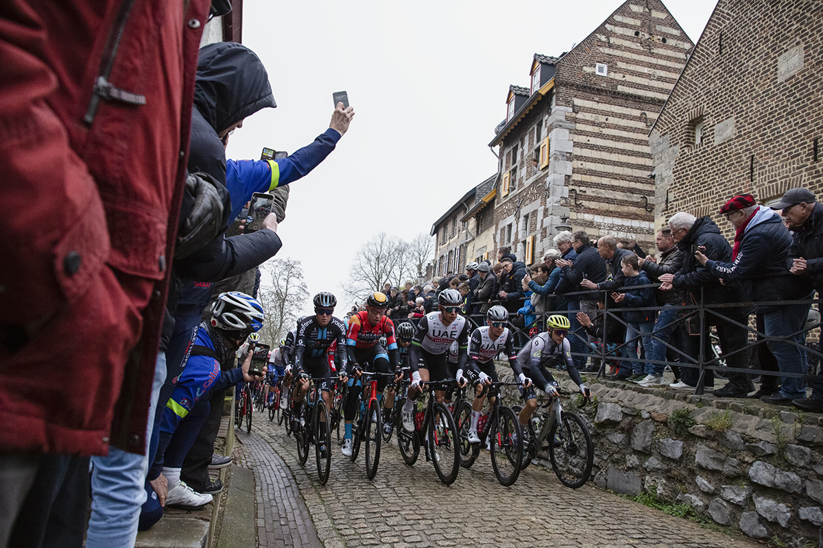 Amstel Gold Race 2023 - UAE Team Emirates lead the peloton up the Maasberg