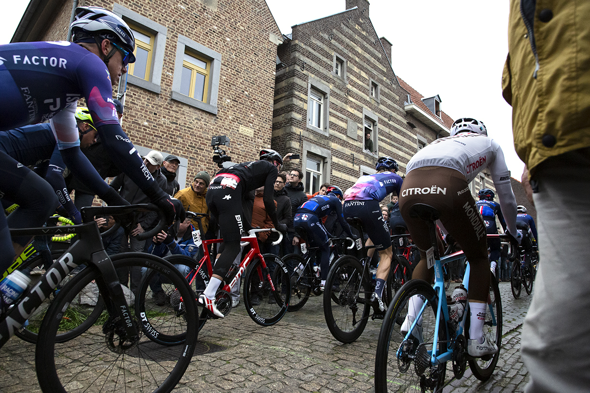 Amstel Gold Race 2023 - The rear of the peloton as it reaches the top of the Maasberg