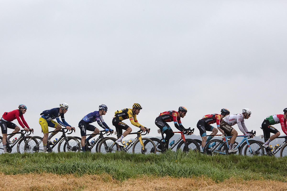 Amstel Gold Race 2023 - The peloton strung out on Schaapsdries