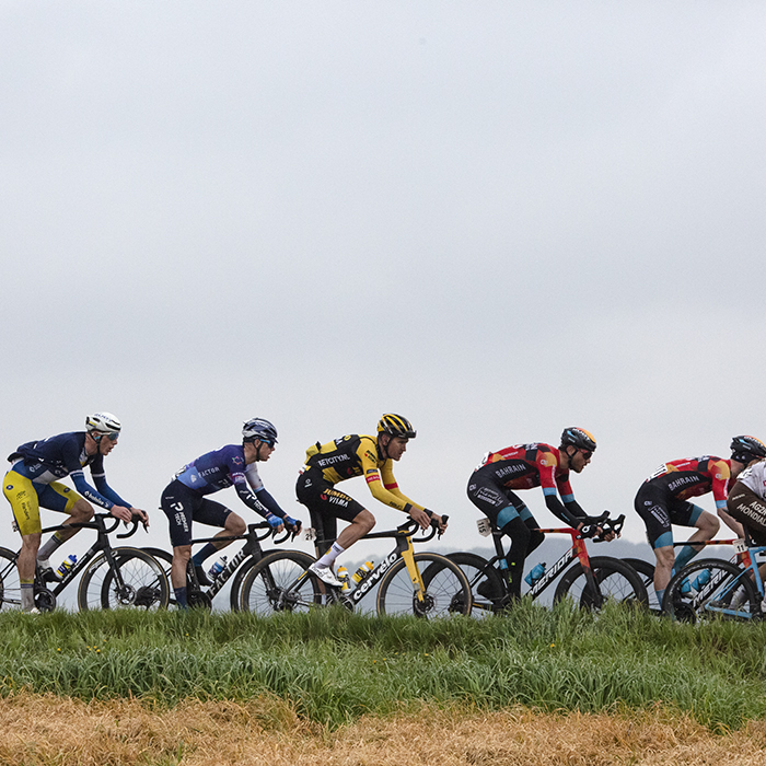 Amstel Gold Race 2023 - The peloton strung out on Schaapsdries