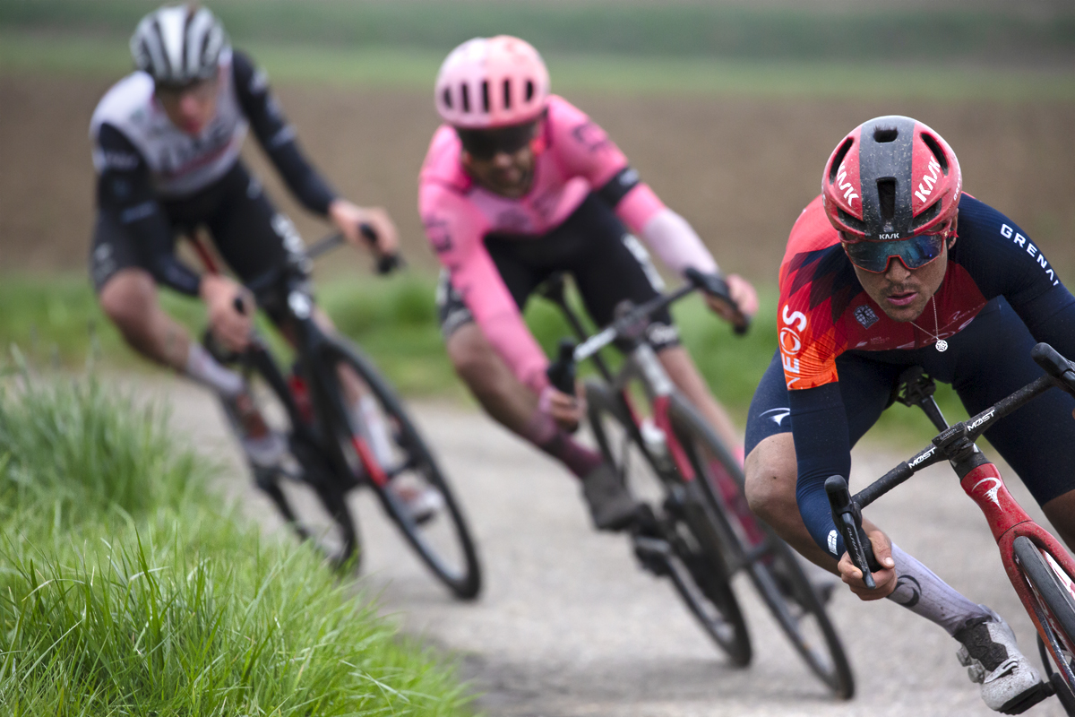 Amstel Gold Race 2023 - Tom Pidcock of INEOS Grenadiers descends Scheumerweg closely followed by Ben Healey and Tadej Pogačar