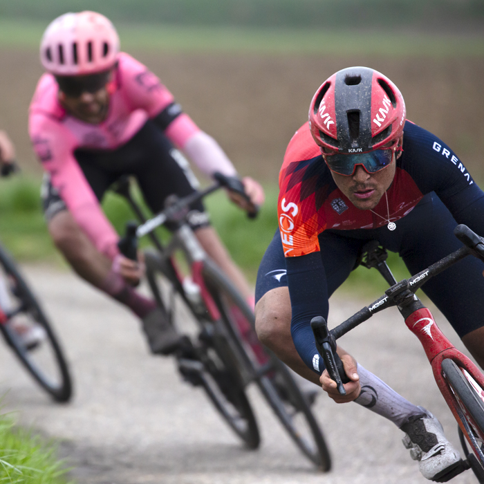 Amstel Gold Race 2023 - Tom Pidcock of INEOS Grenadiers descends Scheumerweg closely followed by Ben Healey and Tadej Pogačar