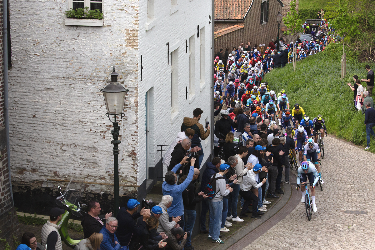 Amstel Gold Race 2024 - Zeb Kyffin leads the race up the Maasberg past large crowds