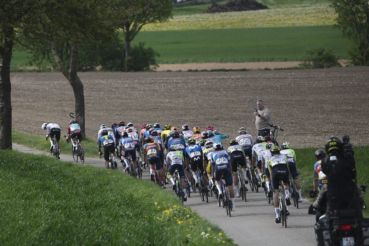 Amstel Gold Race 2024 - The race from behind is filmed in full flight on Schaapsdries