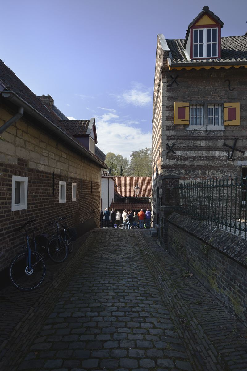 Amstel Gold Race 2025 - A bike is leans against a wall as the Maasberg can be seen looking down a cobbled side street