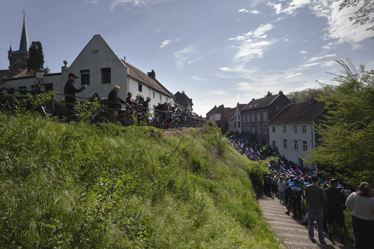 Amstel Gold Race 2025 - Fans line the Maasberg as the race passes through