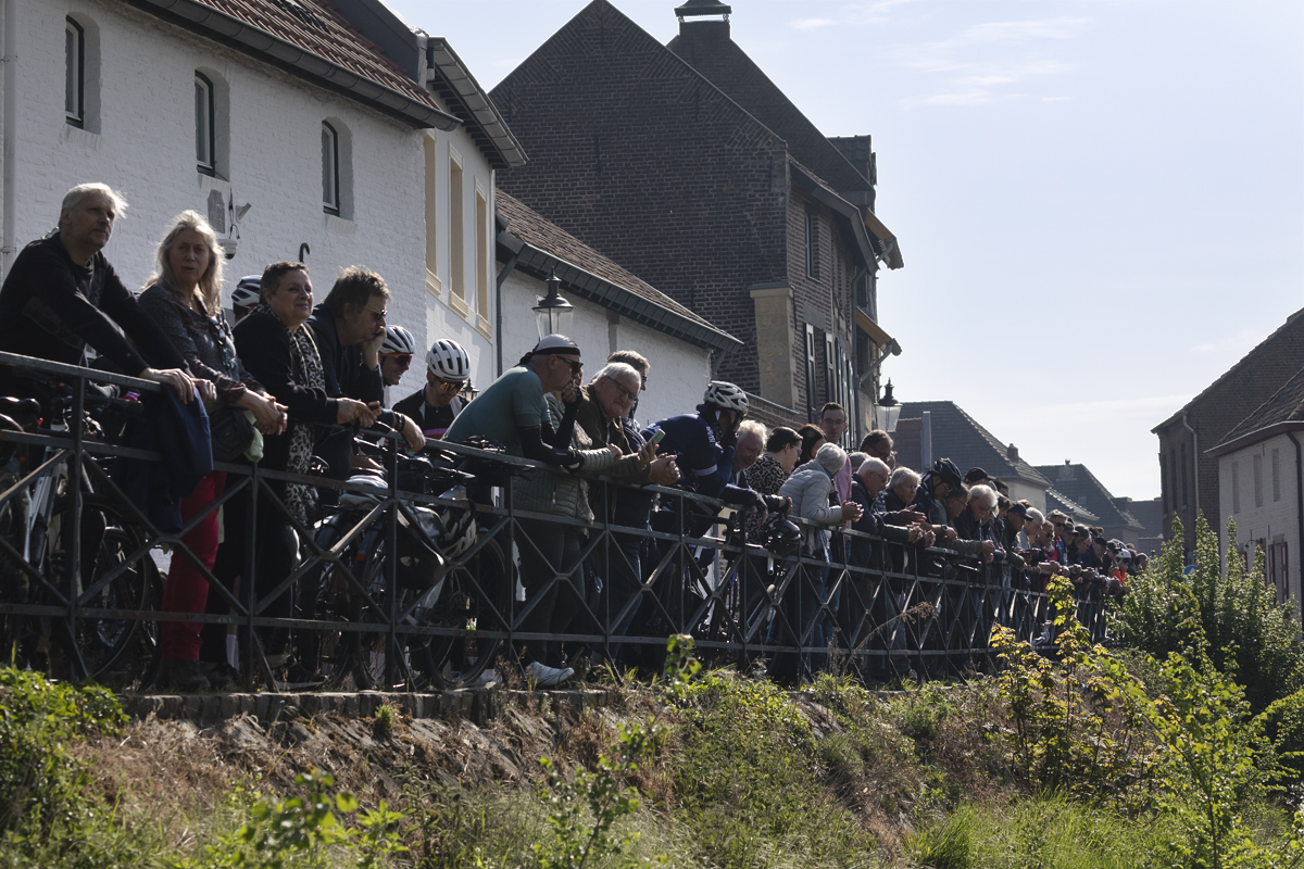 Amstel Gold Race 2025 - Crowds line the Maasberg to get a vantage point