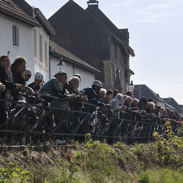Amstel Gold Race 2025 - Crowds line the Maasberg to get a vantage point