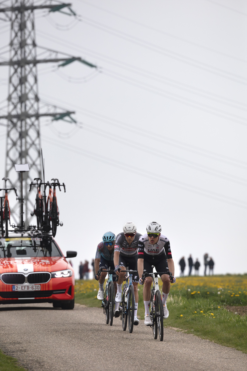 Amstel Gold Race 2025 - A group of riders are followed by a team car on their way down Scheumerweg