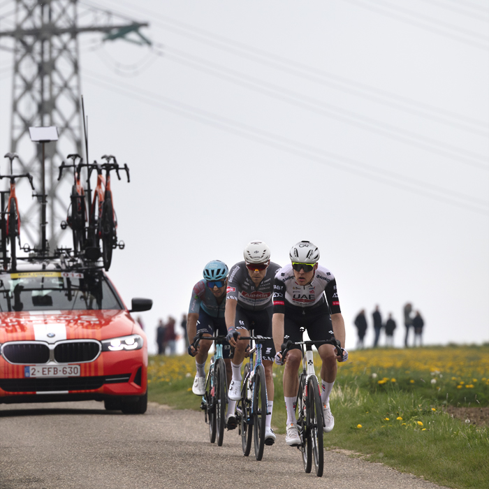 Amstel Gold Race 2025 - A group of riders are followed by a team car on their way down Scheumerweg