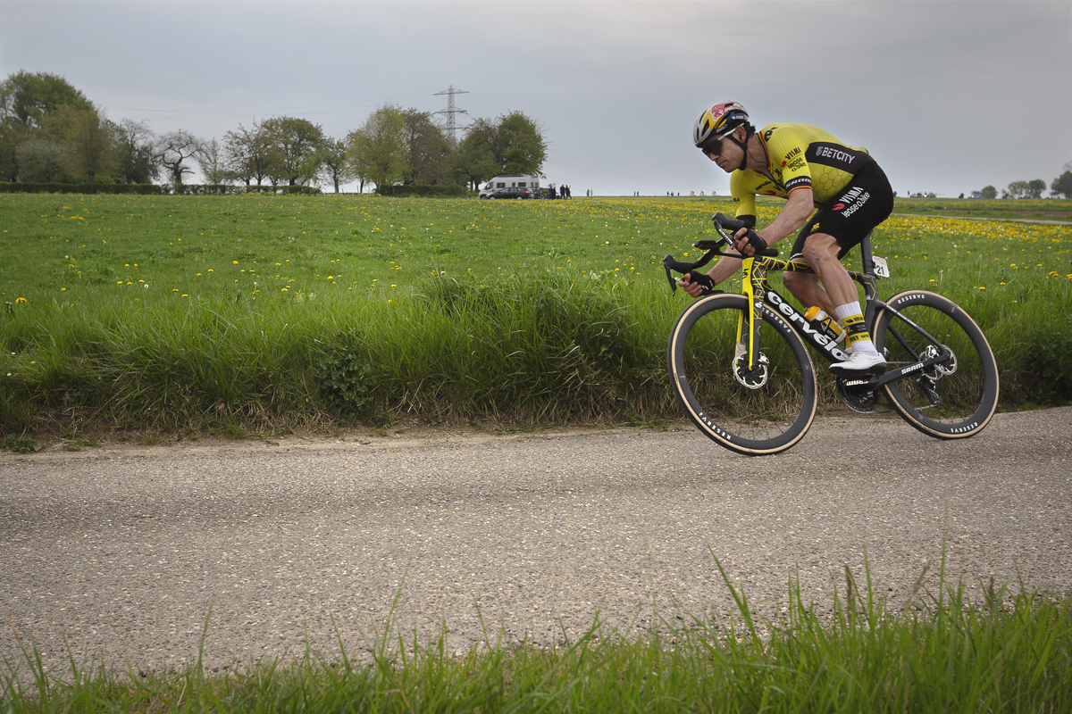 Amstel Gold Race 2025 - Wout van Aert banks as he corners at speed