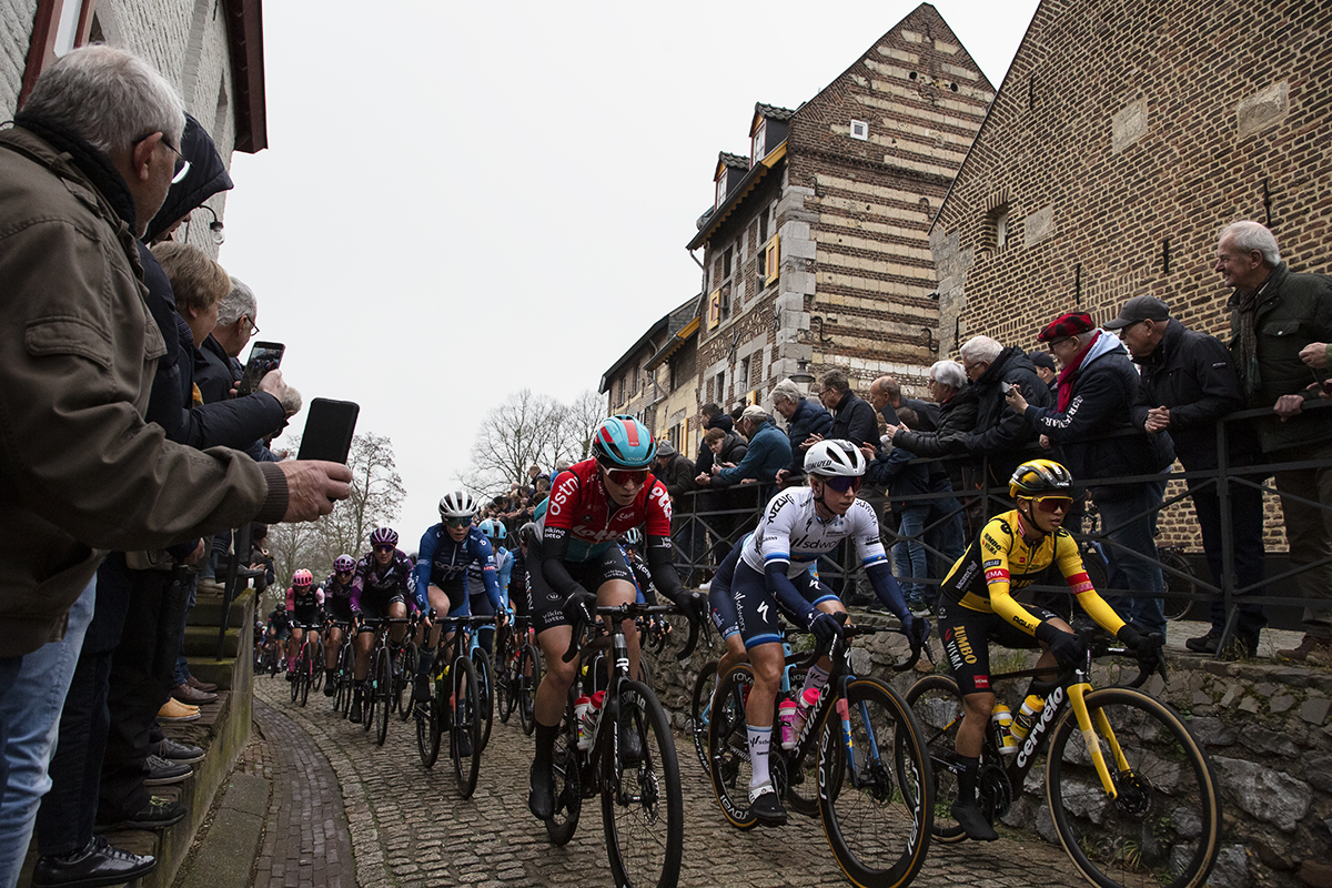 Amstel Gold Race Ladies Edition 2023 - The peloton make their way up the Maasberg