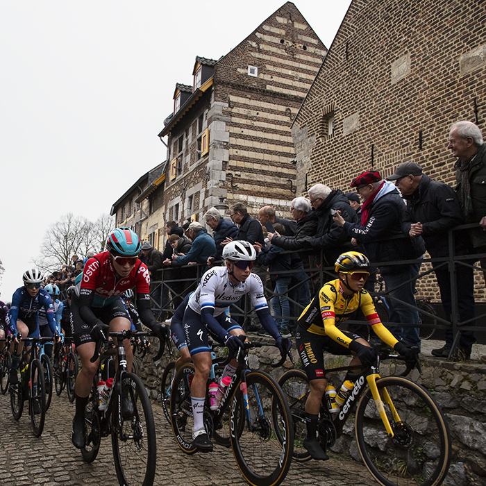 Amstel Gold Race Ladies Edition 2023 - The peloton make their way up the Maasberg