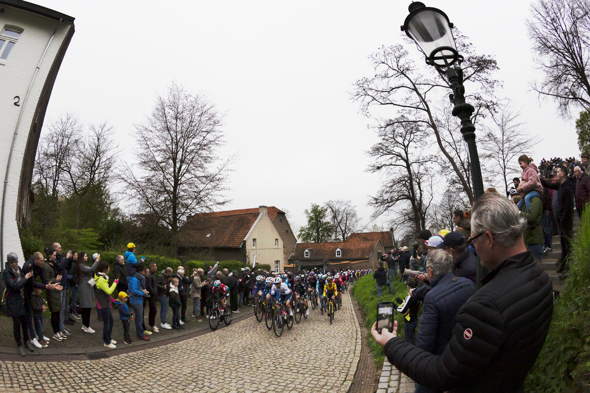 Amstel Gold Race Ladies Edition 2023 - The women’s peloton approach the foot of the Maasberg