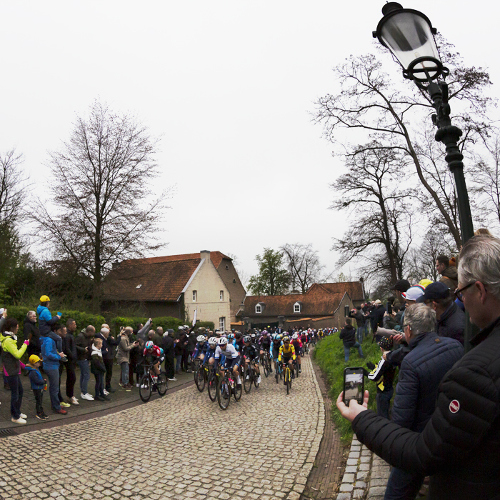 Amstel Gold Race Ladies Edition 2023 - The women’s peloton approach the foot of the Maasberg