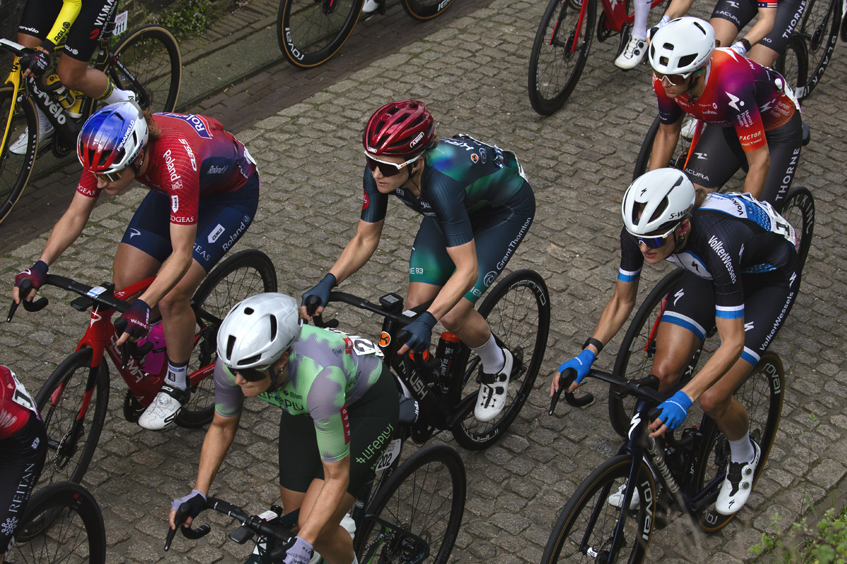 Amstel Gold Race Ladies Edition 2024 - Riders seen from above climbing the Maasberg
