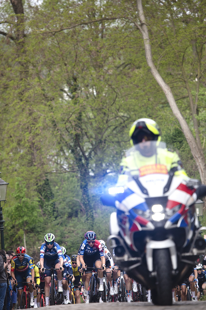 Amstel Gold Race Ladies Edition 2024 - A motorbike outrider escorts the peloton up the Maasberg