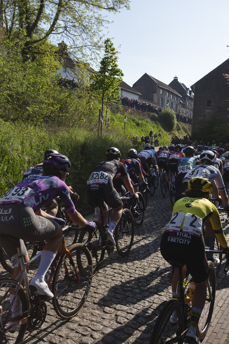 Amstel Gold Race Ladies Edition 2025 - The peloton seen from behind as it makes its way up the cobbled climb of Maasberg