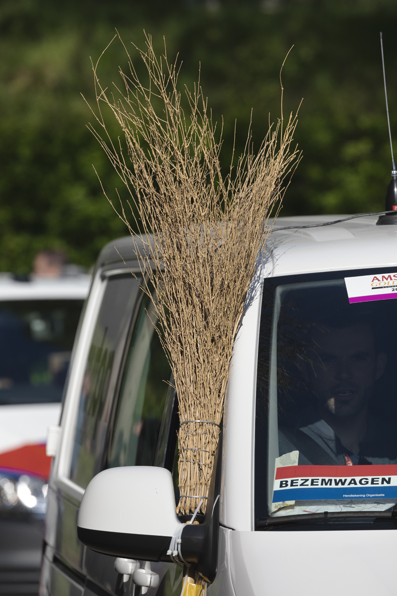 Amstel Gold Race Ladies Edition 2025 - The Bezemwagen follows the race, Bezum aloft