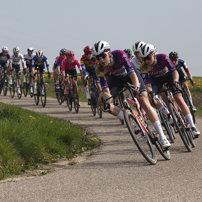 Amstel Gold Race Ladies Edition 2025 - Riders bank round the corner on Scheumerweg