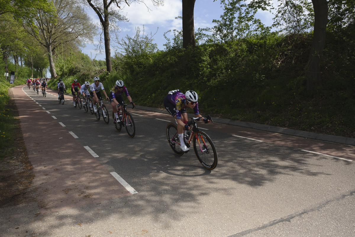 Amstel Gold Race Ladies Edition 2025 - Riders take on the tree lined descent into Schoonbron