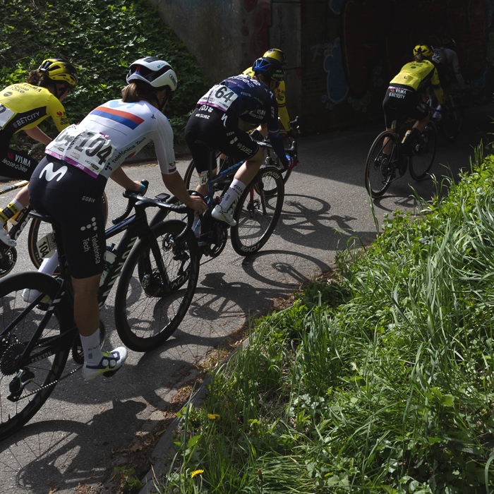 Amstel Gold Race Ladies Edition 2025 - The riders descend into a tunnel to Schoonbron