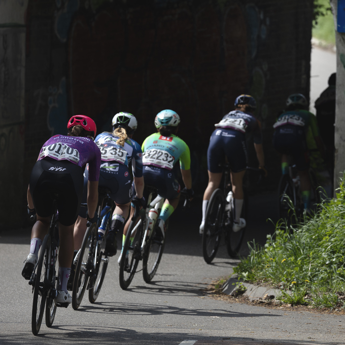 Amstel Gold Race Ladies Edition 2025 - Riders descend into a narrow road tunnel on the outskirts of Schoonbron