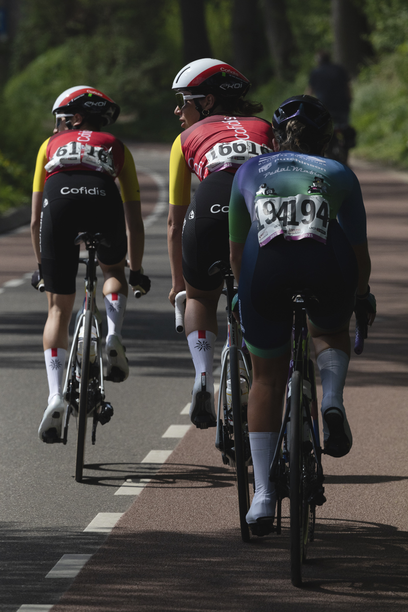 Amstel Gold Race Ladies Edition 2025 - Riders look to one side to try to catch a glimpse of any pursuers