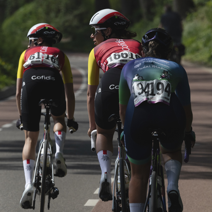 Amstel Gold Race Ladies Edition 2025 - Riders look to one side to try to catch a glimpse of any pursuers