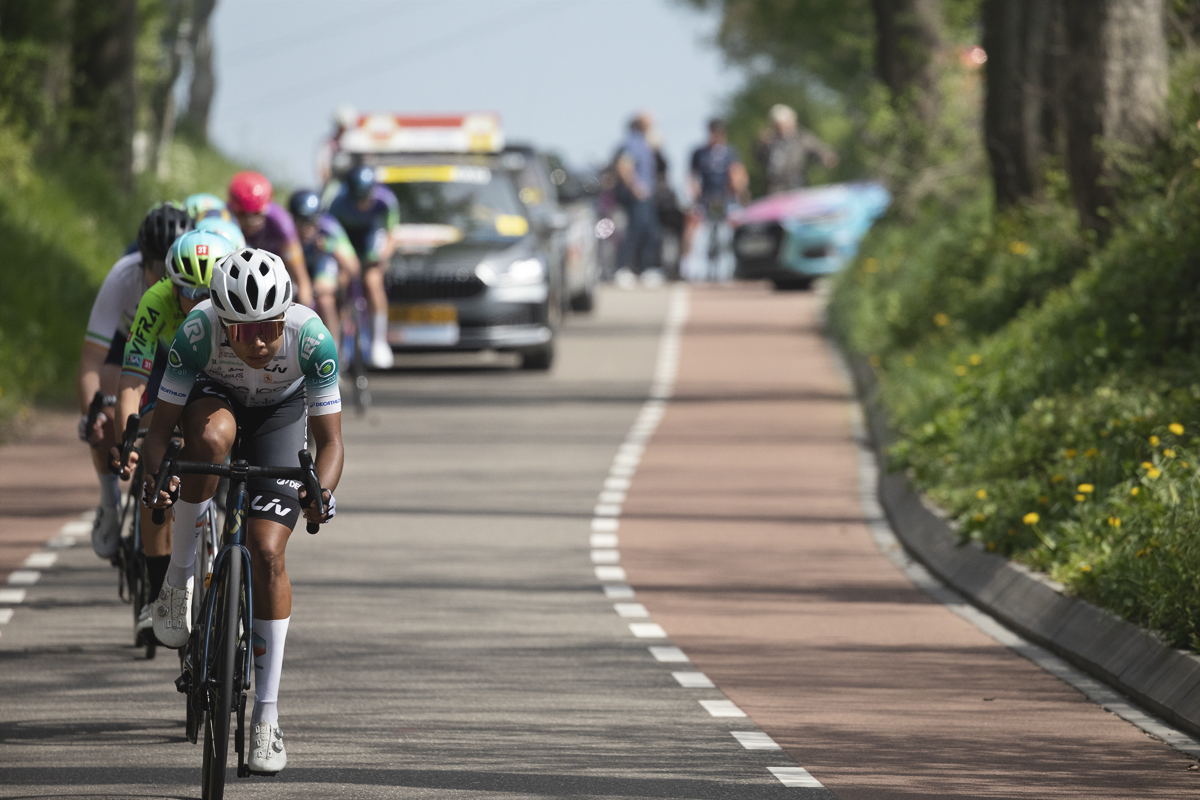 Amstel Gold Race Ladies Edition 2025 - Andrea Alzate leads a group closely followed by one of the race cars