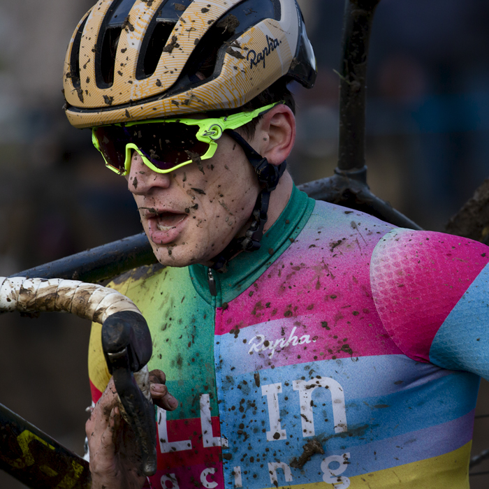 British National Cyclo-Cross Championships 2023 - Joshua Jones runs with his bike on his shoulder, his face and shirt splashed with mud