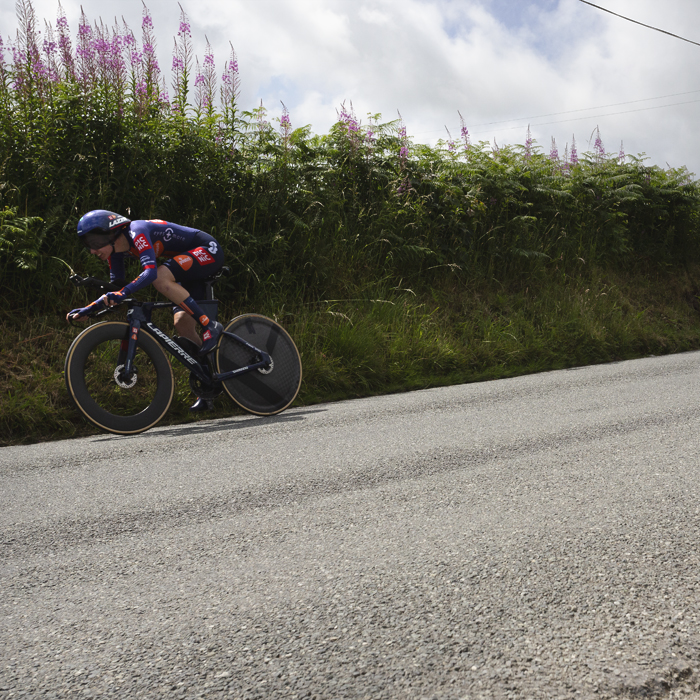British National Road Championships 2025 - Time Trial - Elite Women - Pfeiffer Georgi passes by hedgerow flowers during the race
