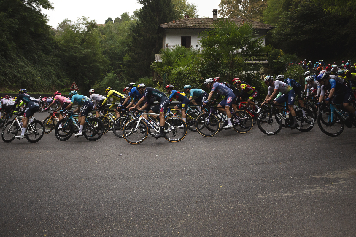 Coppa Bernocchi 2024 - The peloton rounds a hairpin on the outskirts of Castelseprio