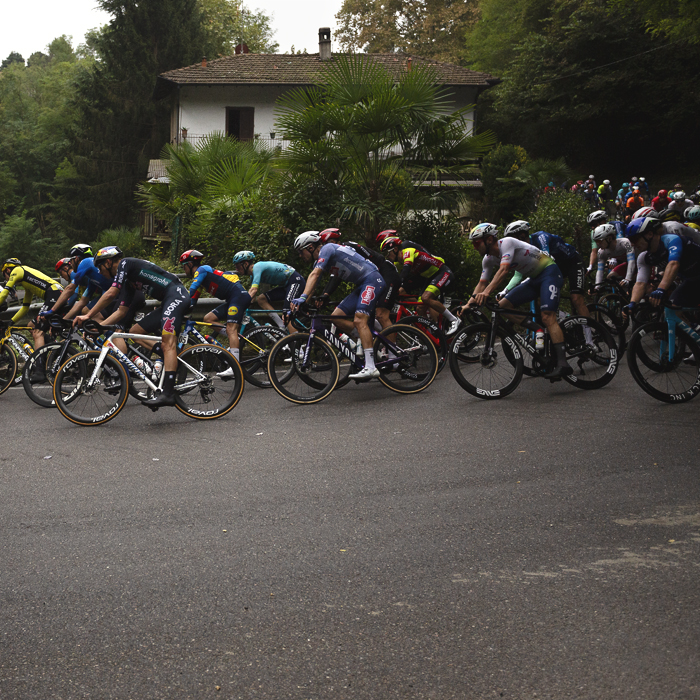 Coppa Bernocchi 2024 - The peloton rounds a hairpin on the outskirts of Castelseprio