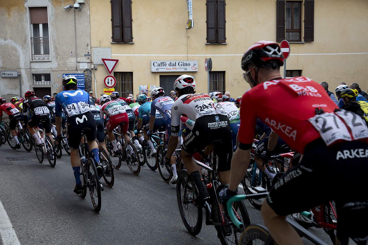 Coppa Bernocchi 2024 - The race passes a cafe in Castelseprio