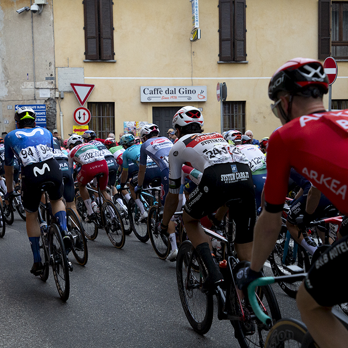 Coppa Bernocchi 2024 - The race passes a cafe in Castelseprio