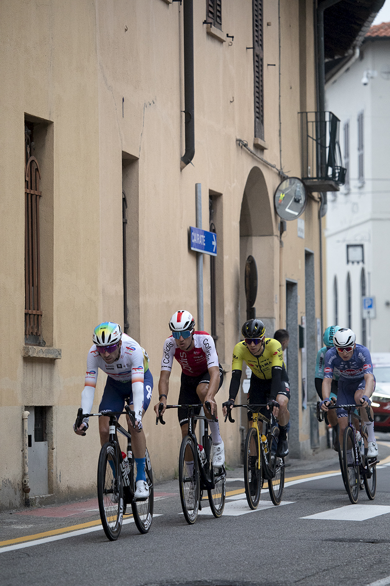 Coppa Bernocchi 2024 - A group of riders pass through the streets of Castelseprio