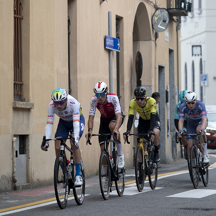 Coppa Bernocchi 2024 - A group of riders pass through the streets of Castelseprio