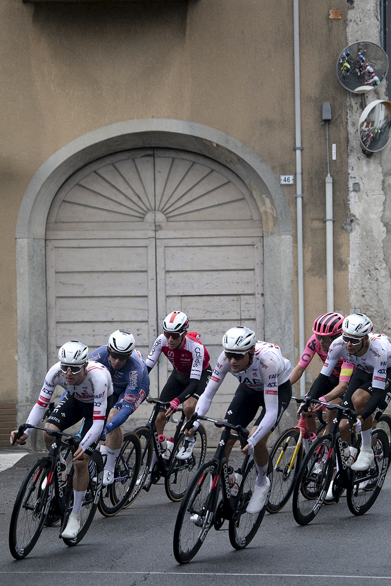 Coppa Bernocchi 2024 - Riders pass a grand arched doorway in Castelseprio