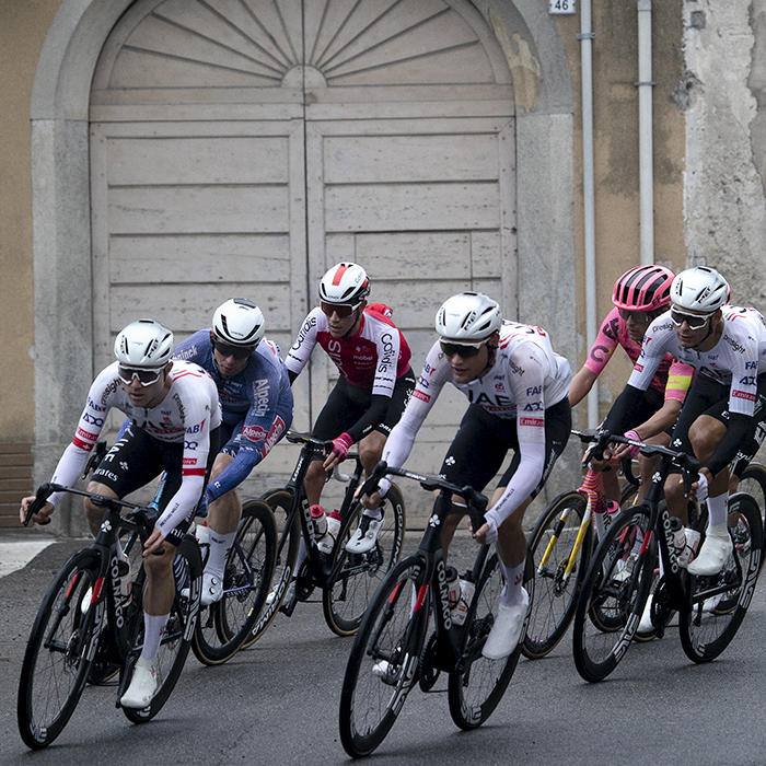 Coppa Bernocchi 2024 - Riders pass a grand arched doorway in Castelseprio