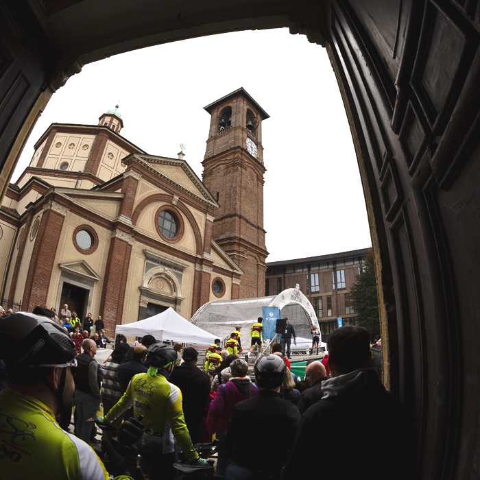 Coppa Bernocchi - Spectators watch the team presentation outside the Basilica di San Mango