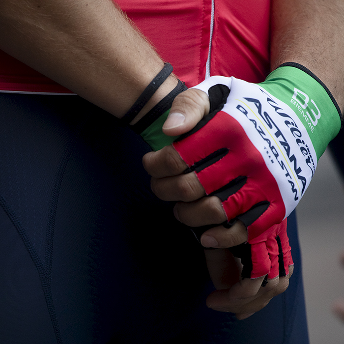 Coppa Bernocchi 2024 - A close up of Alberto Bettiol’s tricolour gloves