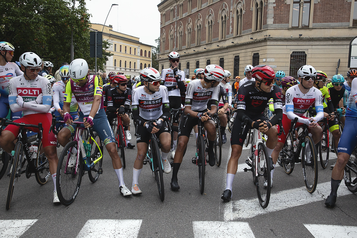 Coppa Bernocchi 2024 - Riders line up on the race start line