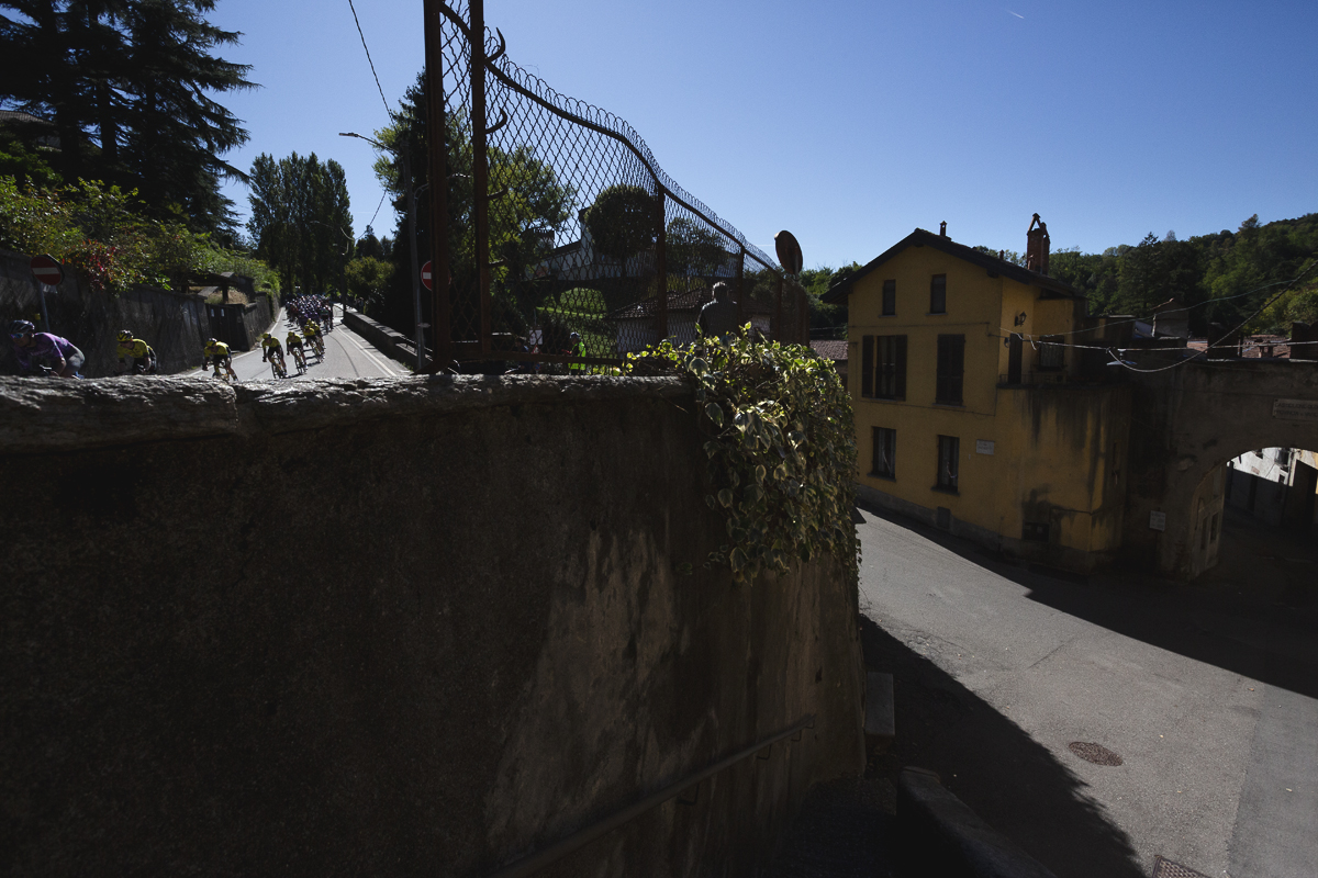 Coppa Bernocchi 2025 - Riders seen from a lower road as they race through Castiglione Olona