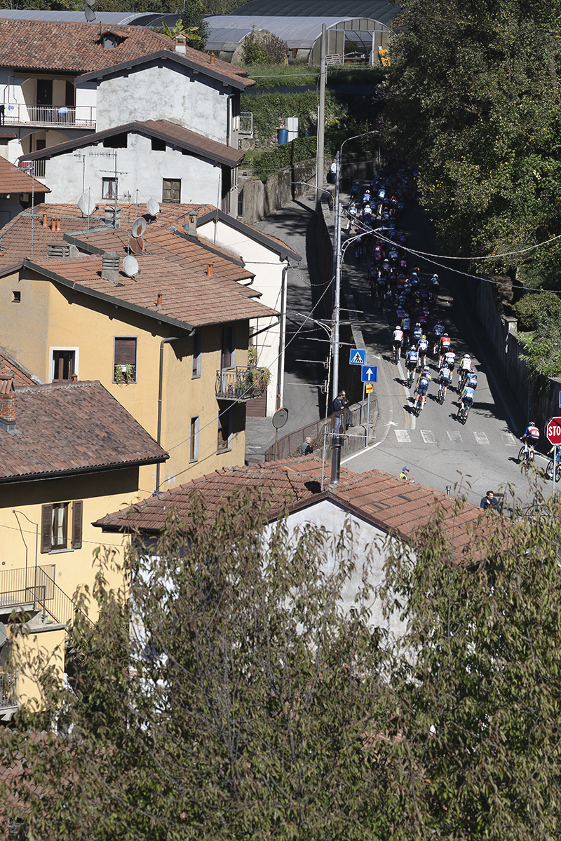 Coppa Bernocchi 2025 - Rooftops and rendered buildings in Castiglione Olona frame the race