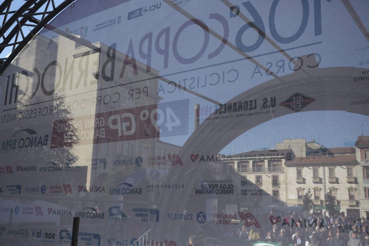 Coppa Bernocchi 2025 - The crowd seen through the back of the podium in Legnano