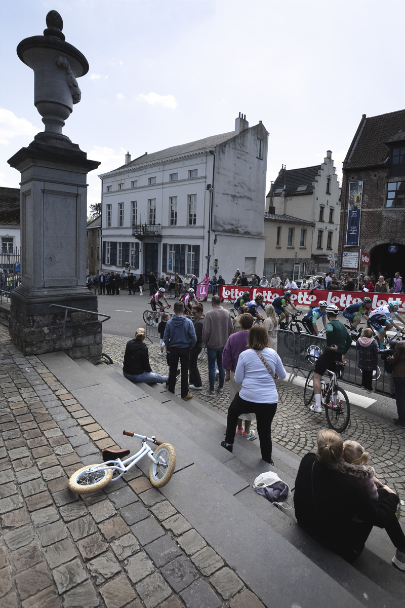 De Brabantse Pijl 2024 - A child’s bike is discarded on Justus Lipsiusplein as the race passes by