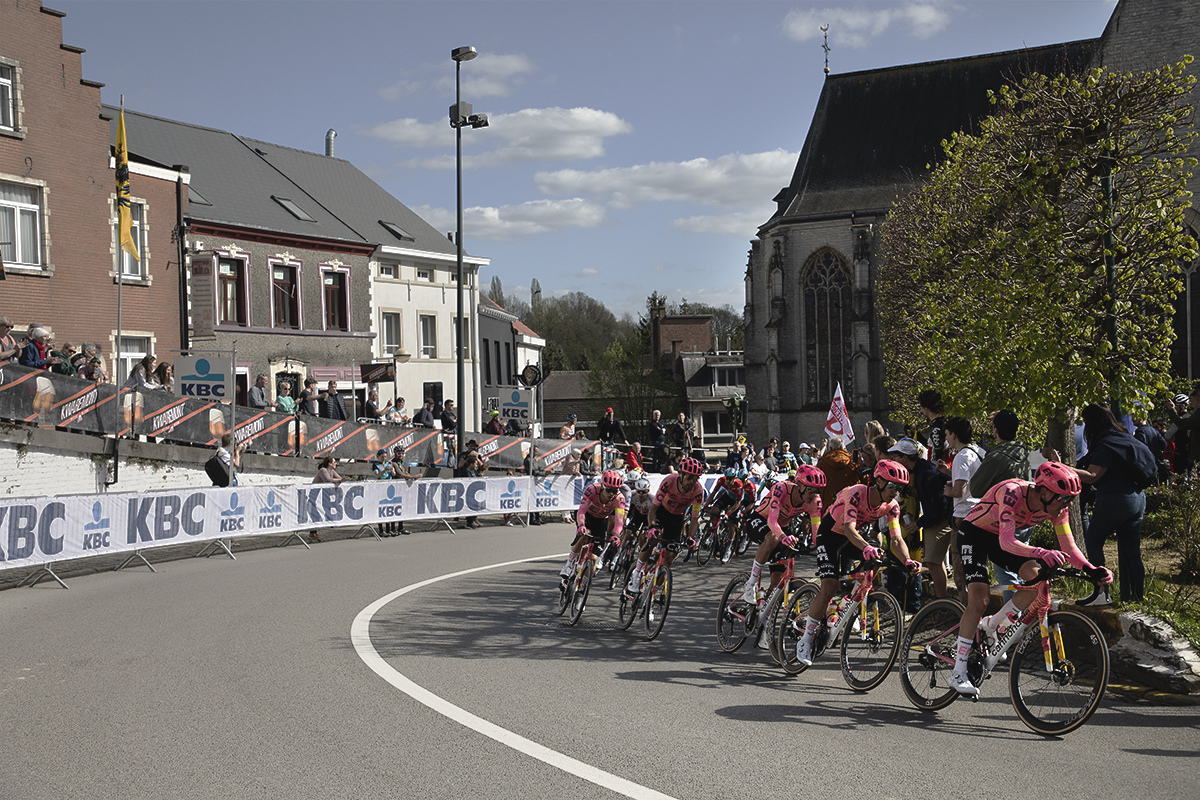 De Brabantse Pijl 2024 - EF Education - EasyPost take on the S-Bocht Overijse
